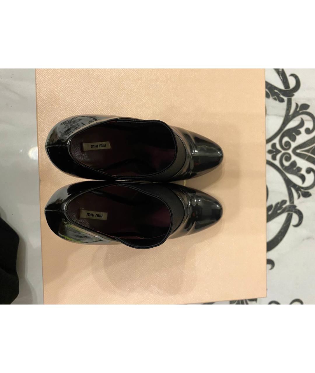 MIU MIU Черные ботильоны из лакированной кожи, фото 3