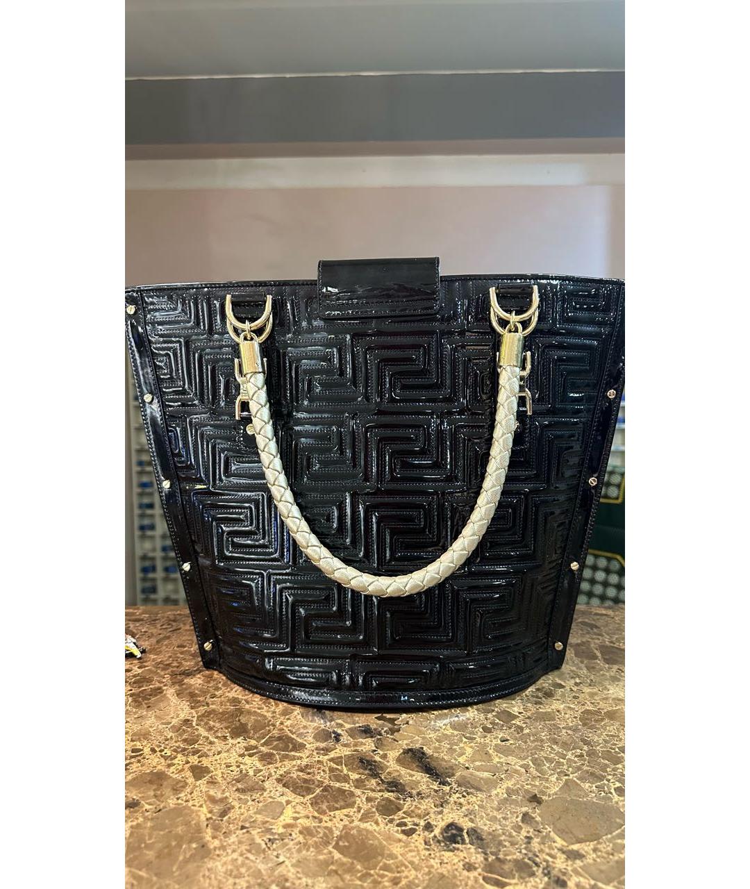 VERSACE Черная сумка тоут из лакированной кожи, фото 4