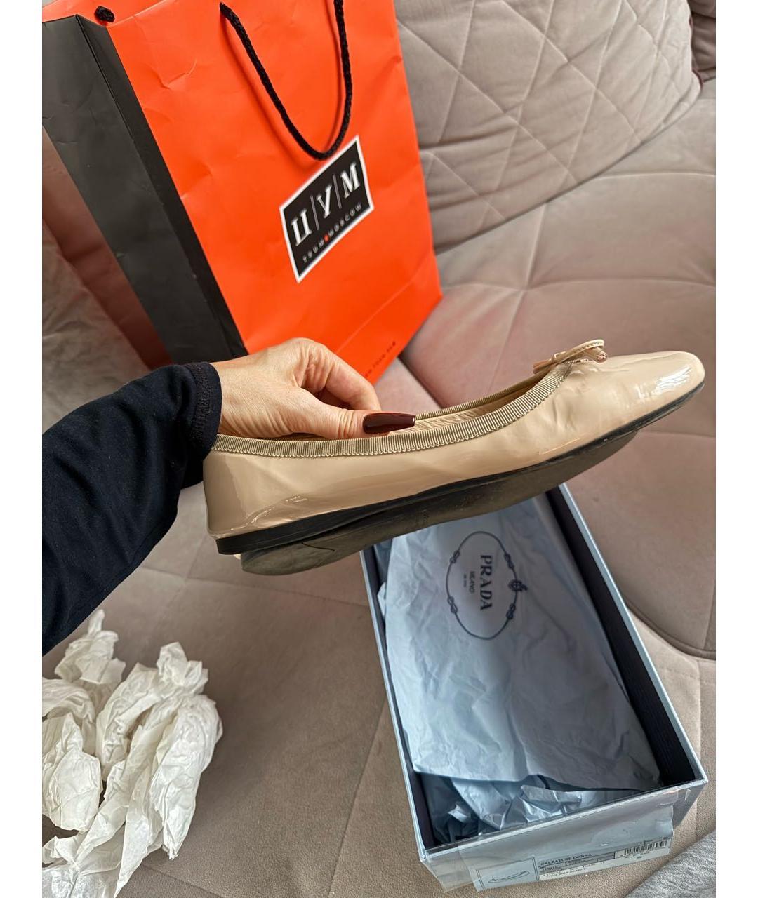 PRADA Бежевые балетки из лакированной кожи, фото 4