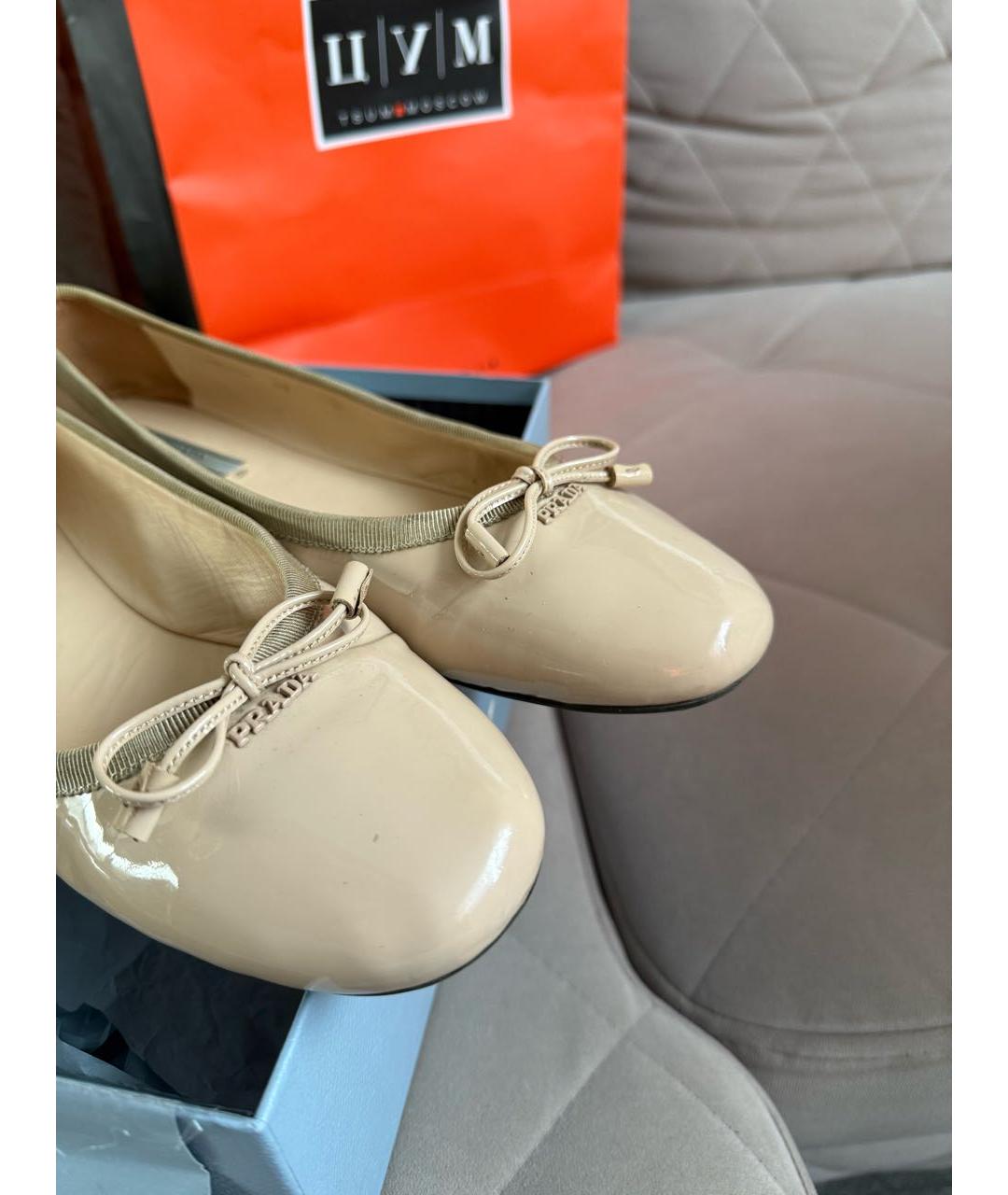 PRADA Бежевые балетки из лакированной кожи, фото 6