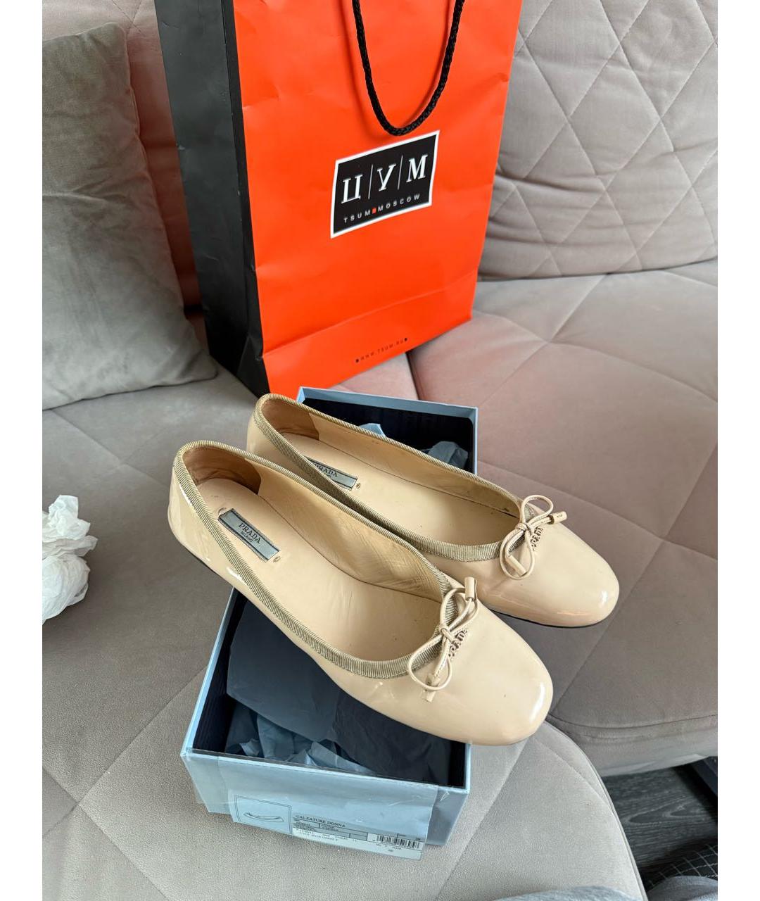 PRADA Бежевые балетки из лакированной кожи, фото 3