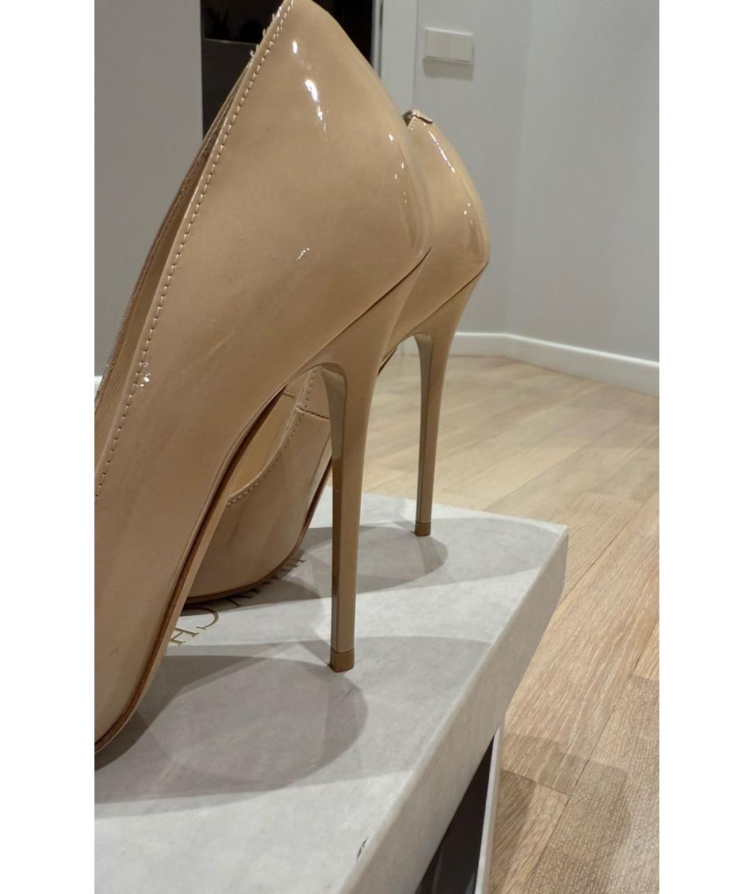 JIMMY CHOO Бежевые туфли из лакированной кожи, фото 4