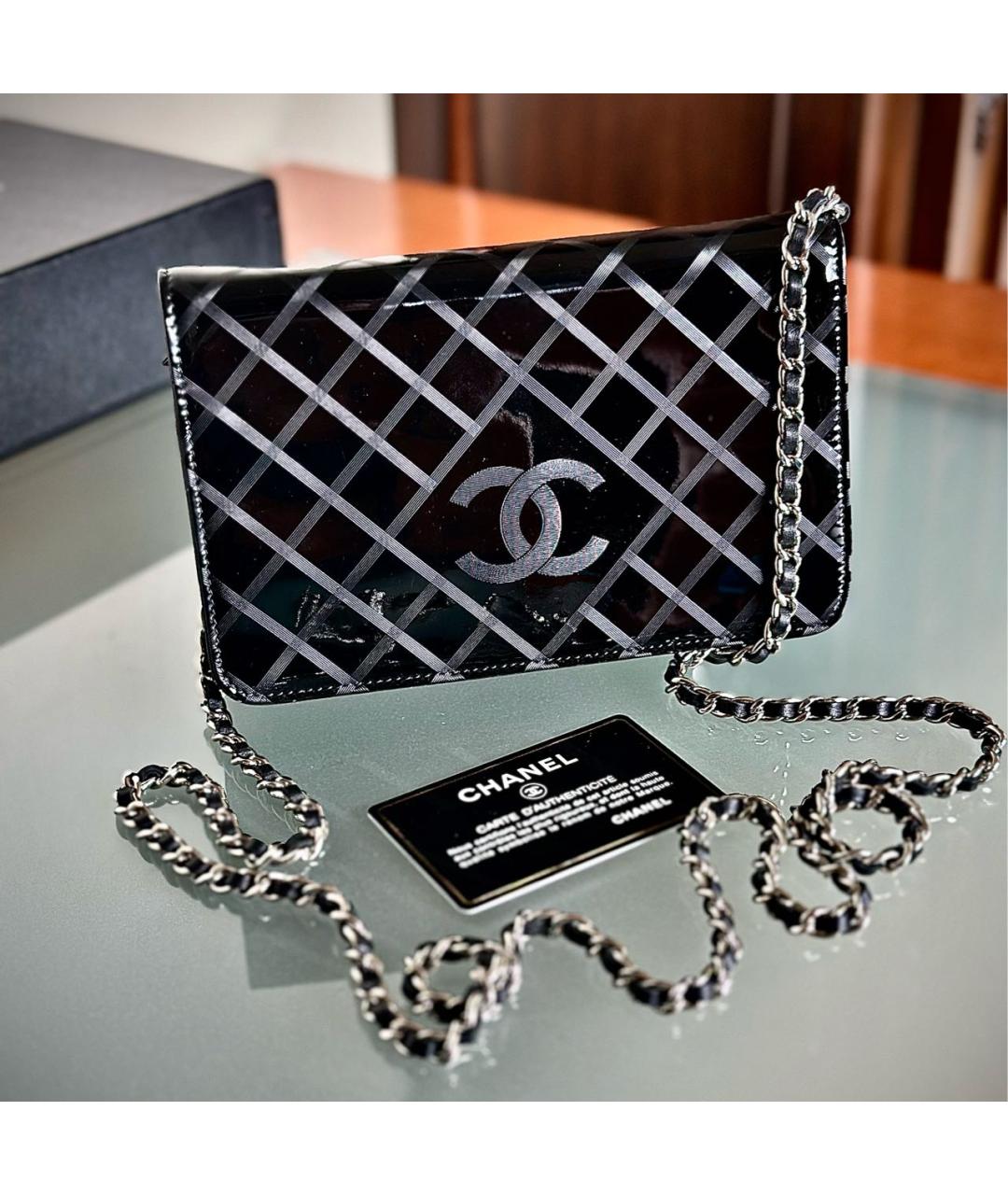 CHANEL Черная сумка через плечо из лакированной кожи, фото 9