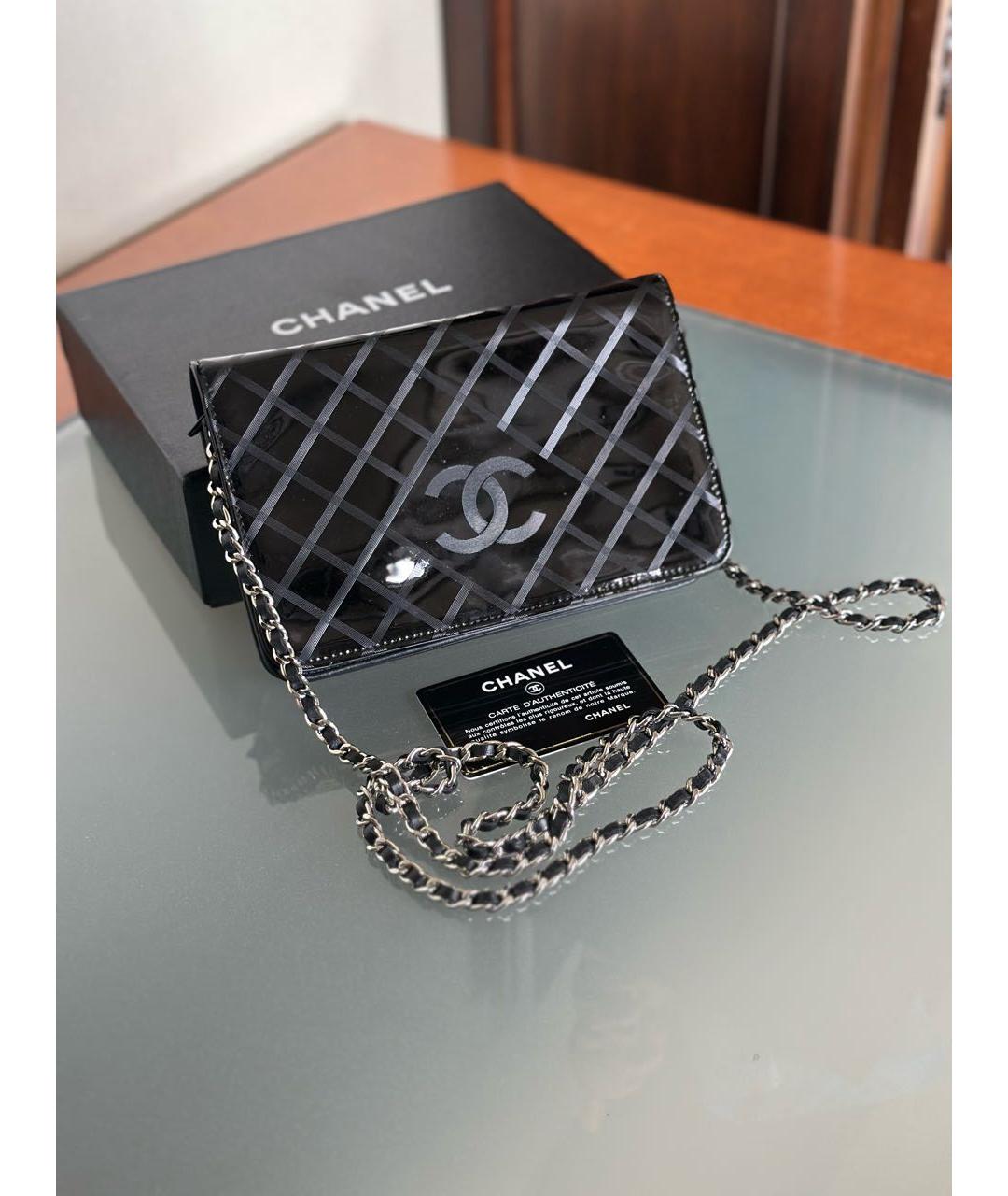 CHANEL Черная сумка через плечо из лакированной кожи, фото 2