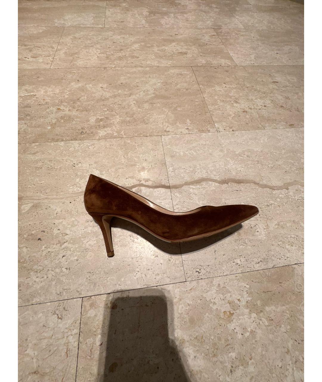 GIANVITO ROSSI Коричневые замшевые лодочки на низком каблуке, фото 6