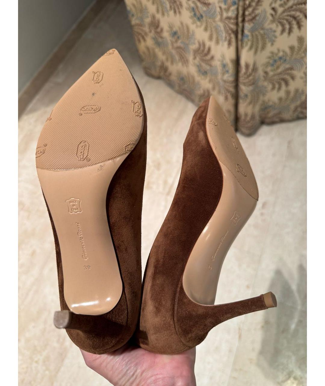 GIANVITO ROSSI Коричневые замшевые лодочки на низком каблуке, фото 5