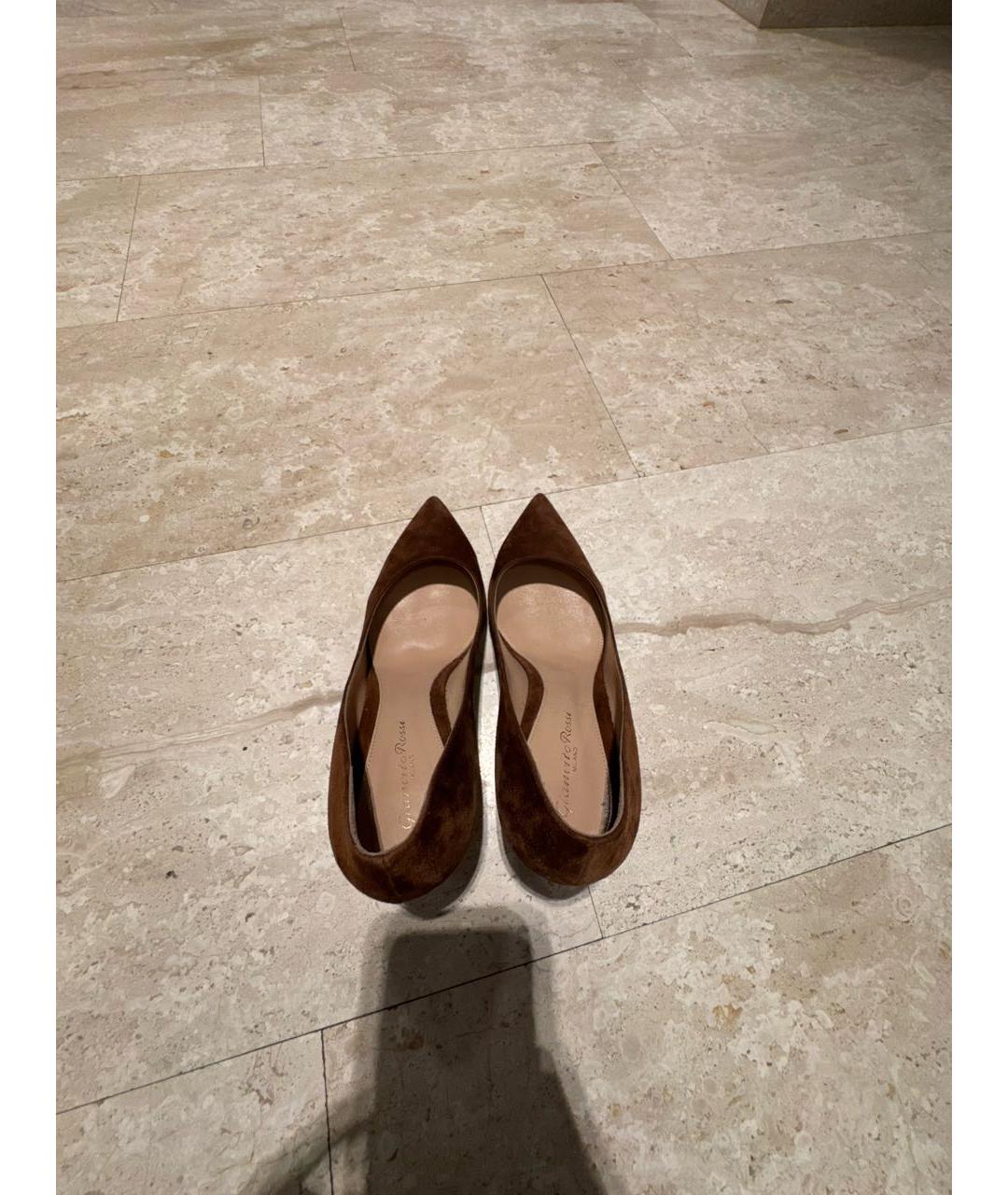 GIANVITO ROSSI Коричневые замшевые лодочки на низком каблуке, фото 3