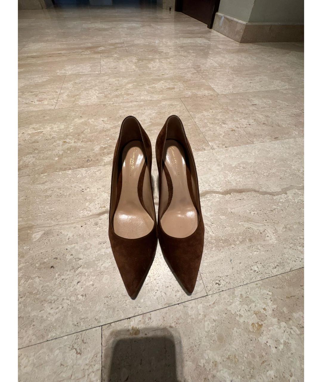 GIANVITO ROSSI Коричневые замшевые лодочки на низком каблуке, фото 2