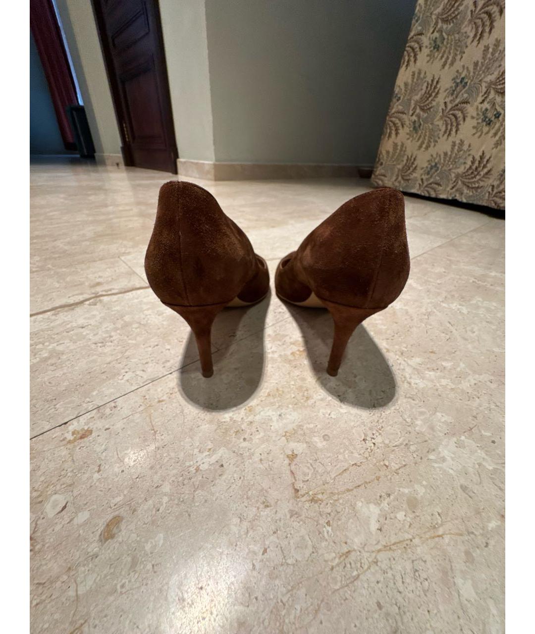 GIANVITO ROSSI Коричневые замшевые лодочки на низком каблуке, фото 4