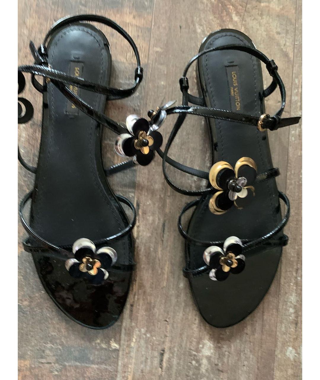 LOUIS VUITTON Черные сандалии из лакированной кожи, фото 2