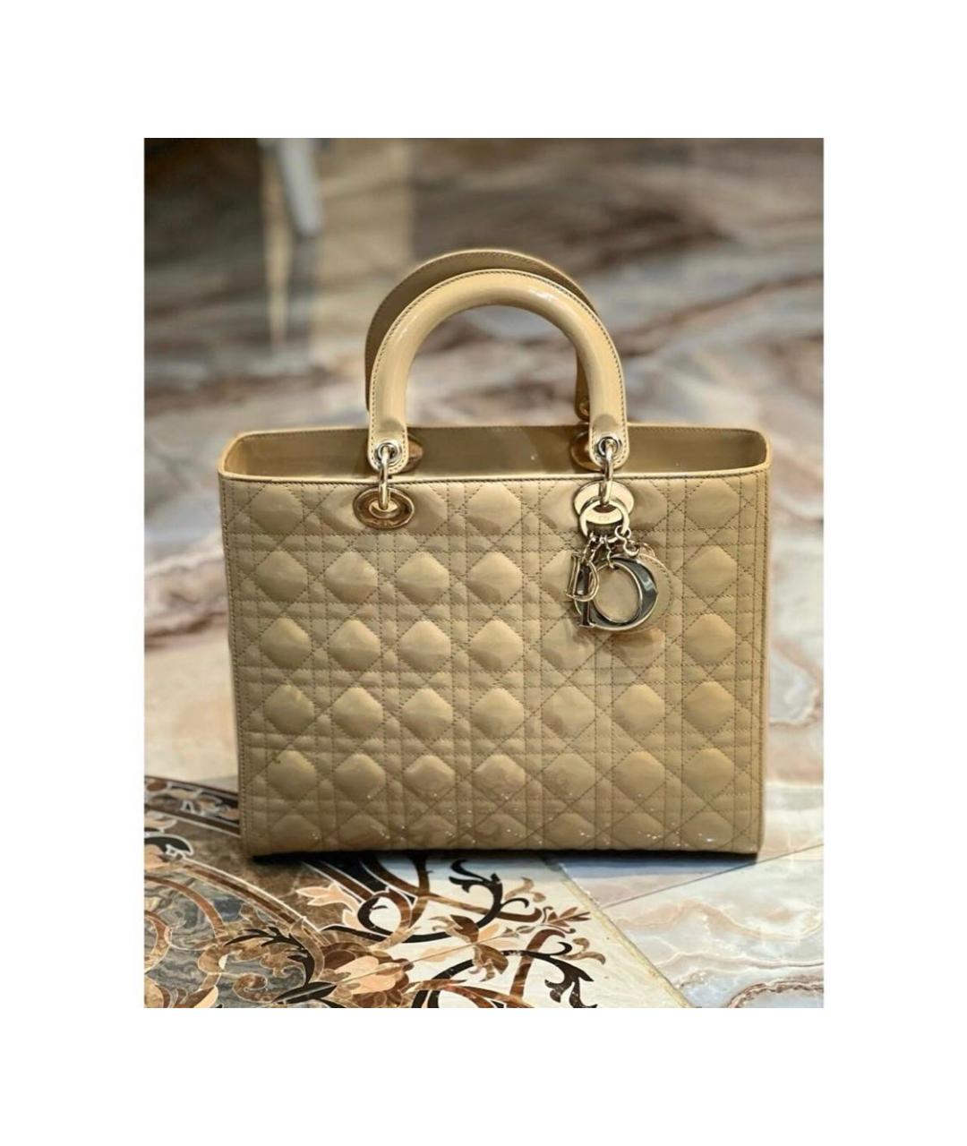 CHRISTIAN DIOR Бежевая сумка с короткими ручками из лакированной кожи, фото 6