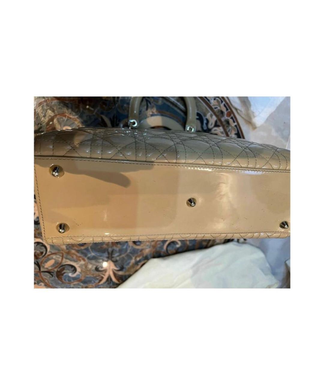 CHRISTIAN DIOR Бежевая сумка с короткими ручками из лакированной кожи, фото 4