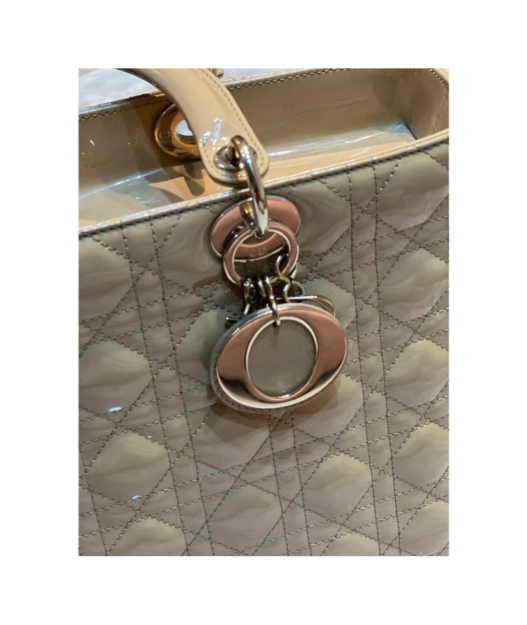 CHRISTIAN DIOR Бежевая сумка с короткими ручками из лакированной кожи, фото 2