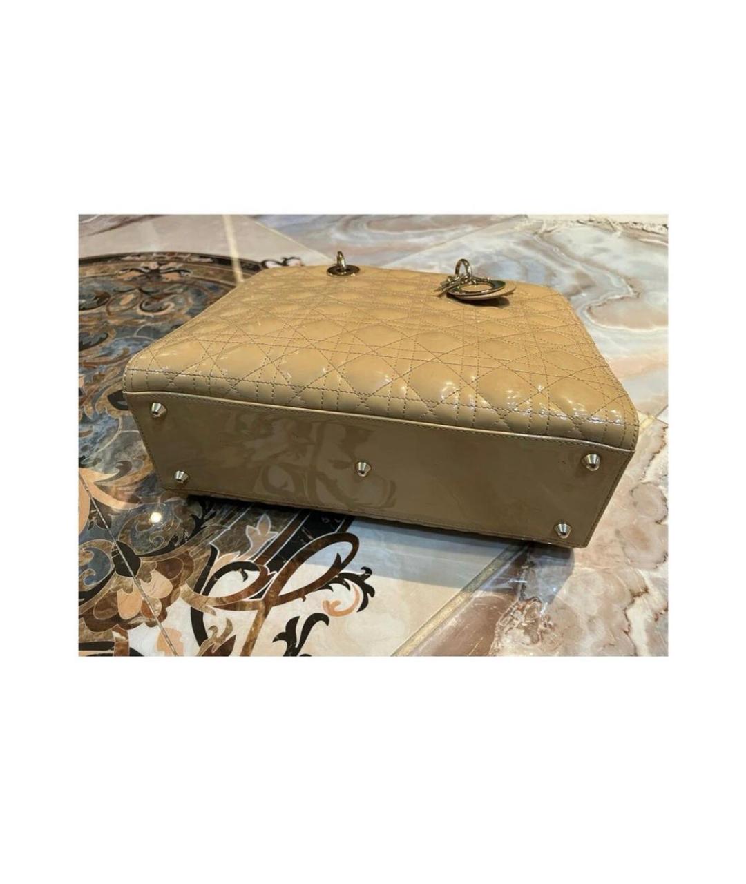 CHRISTIAN DIOR Бежевая сумка с короткими ручками из лакированной кожи, фото 3