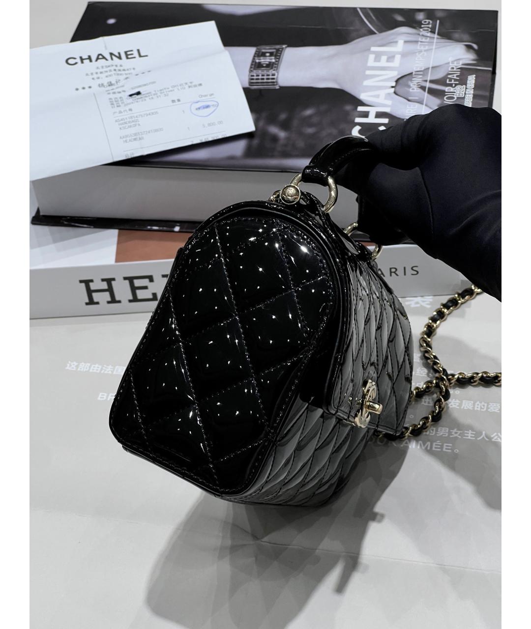 CHANEL Черная сумка через плечо из лакированной кожи, фото 4