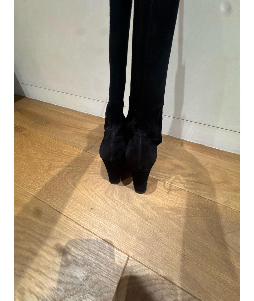 STUART WEITZMAN Черные замшевые ботфорты, фото 4