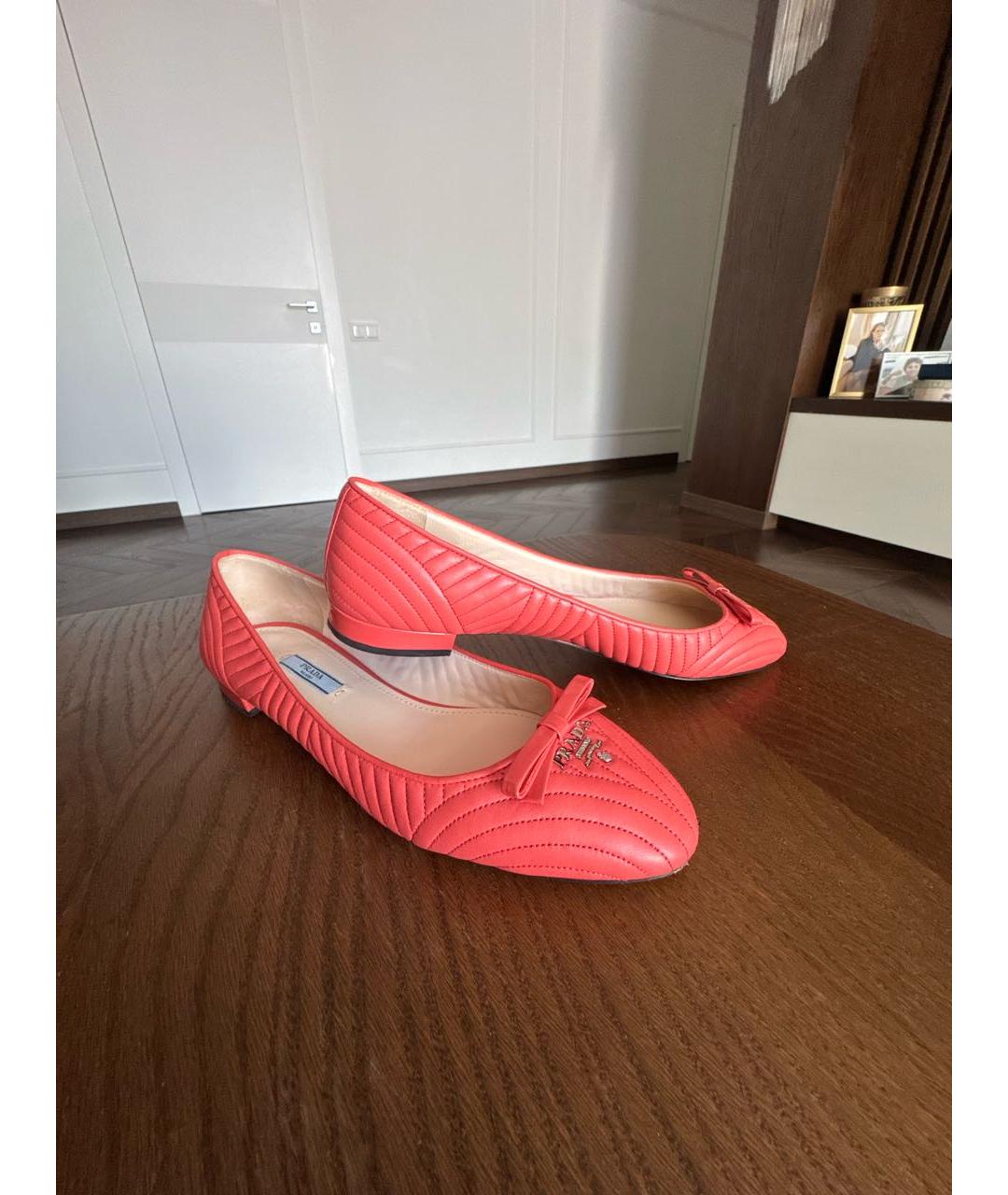PRADA Коралловые кожаные балетки, фото 6