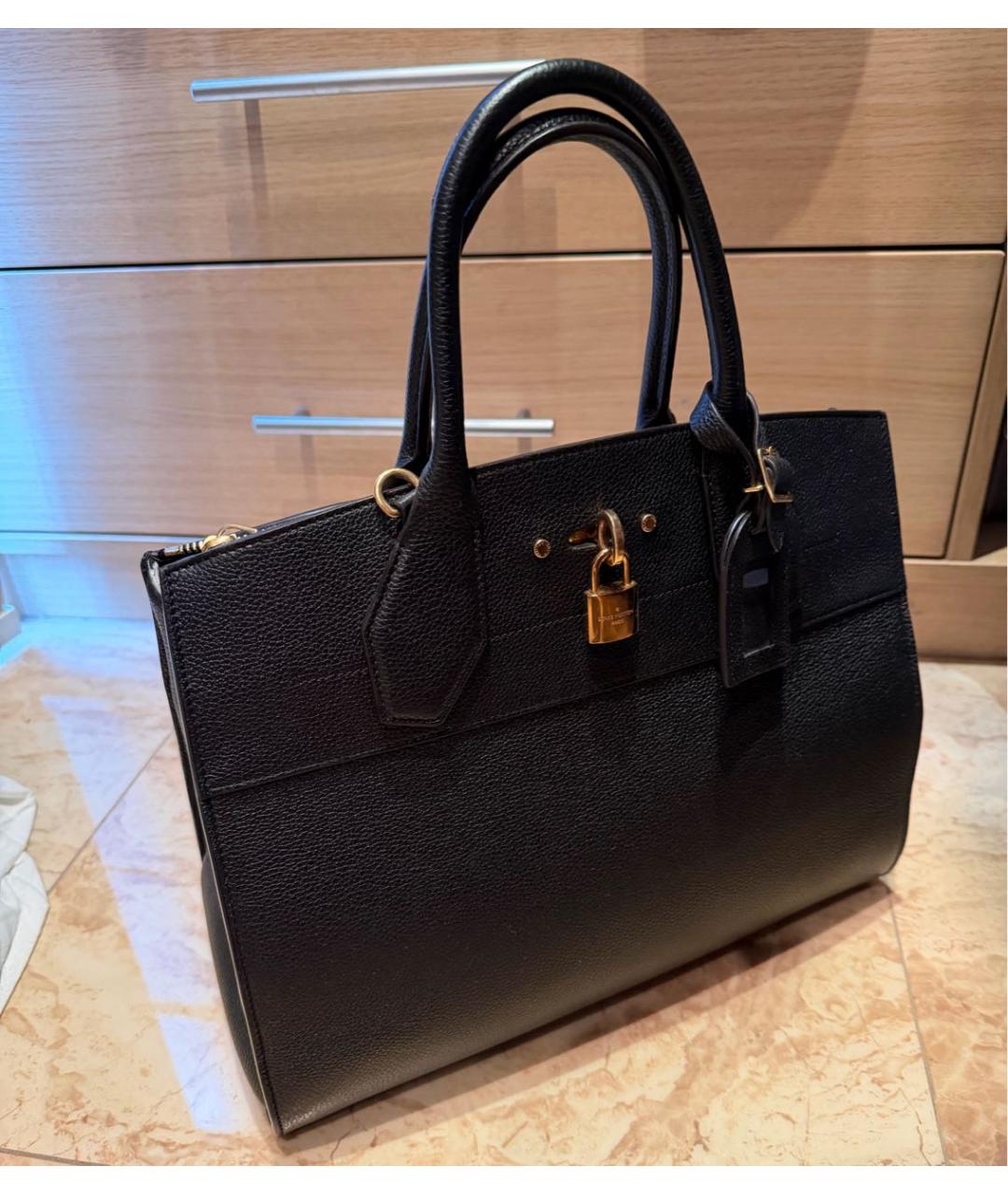 LOUIS VUITTON Черная кожаная сумка через плечо, фото 2