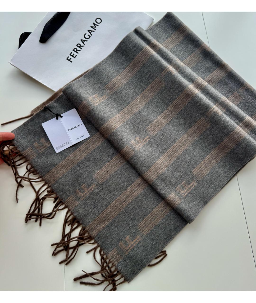 FERRAGAMO Серый шелковый шарф, фото 9