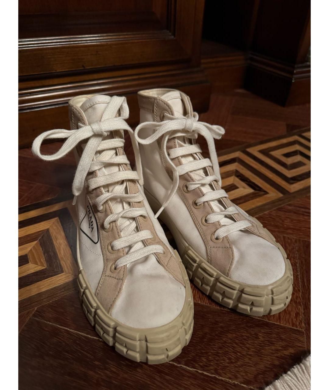 PRADA Белые текстильные кеды, фото 2