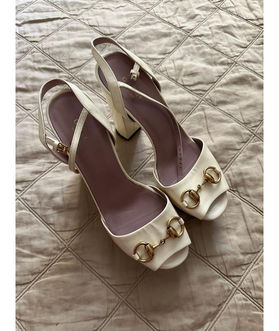 GUCCI Бежевые босоножки из лакированной кожи, фото 2