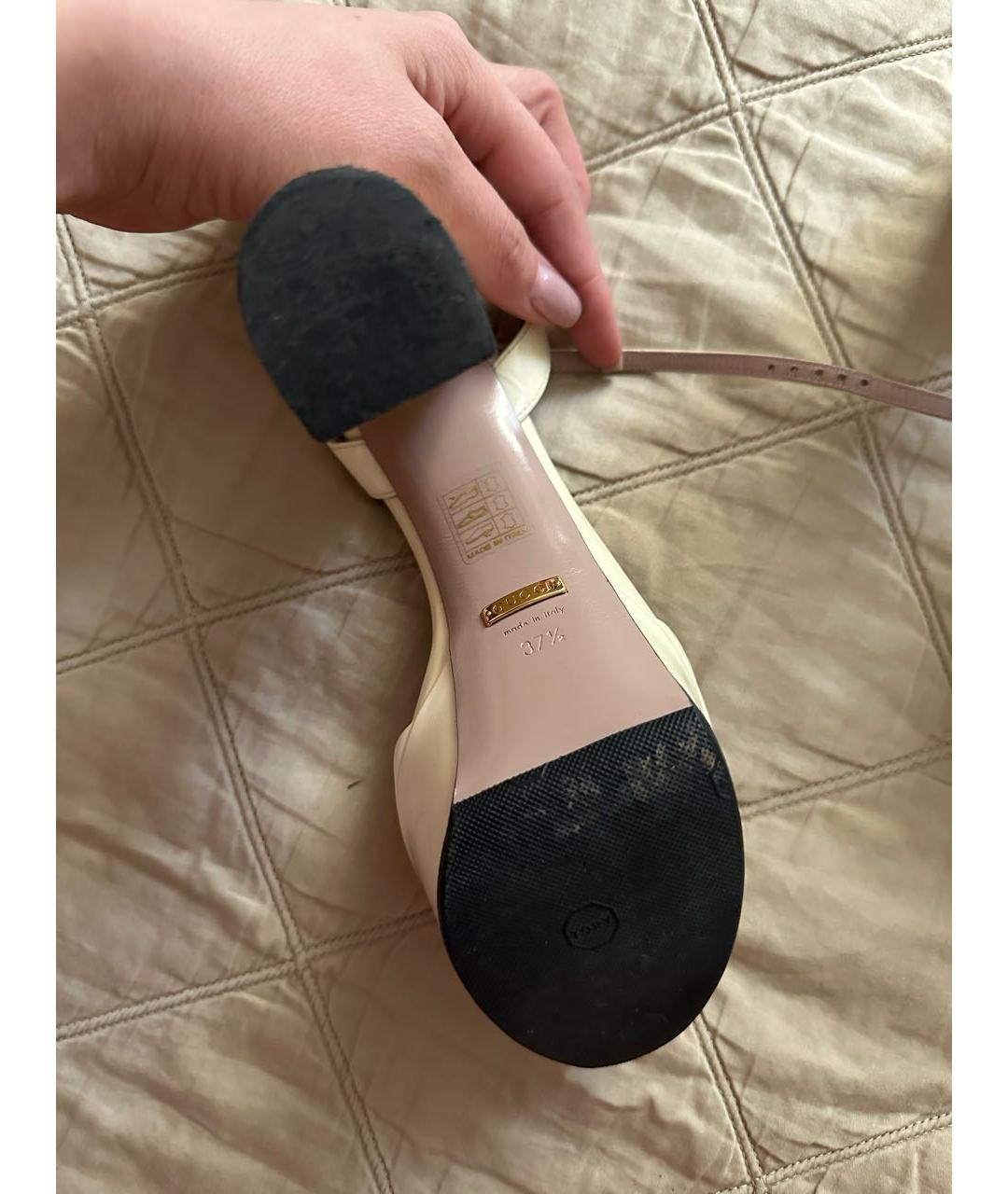 GUCCI Бежевые босоножки из лакированной кожи, фото 4