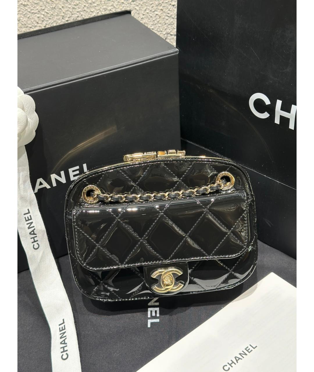 CHANEL Черная сумка через плечо из лакированной кожи, фото 2
