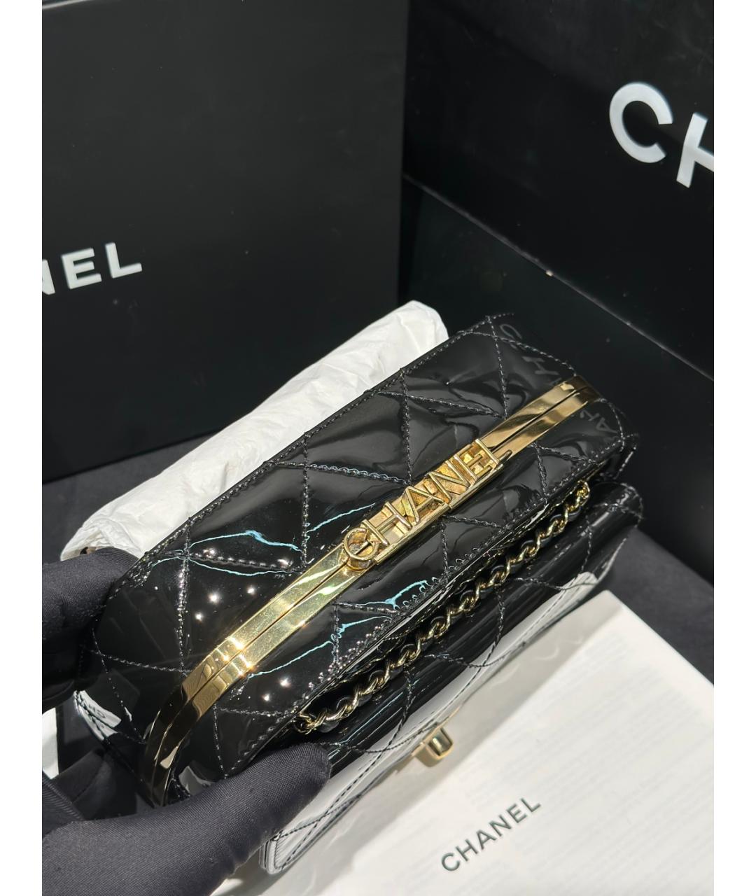 CHANEL Черная сумка через плечо из лакированной кожи, фото 5