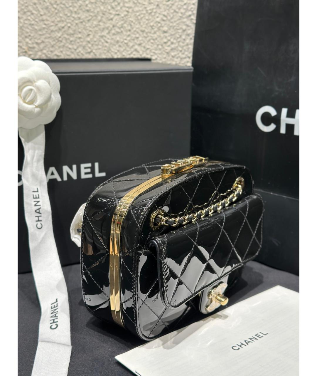 CHANEL Черная сумка через плечо из лакированной кожи, фото 3