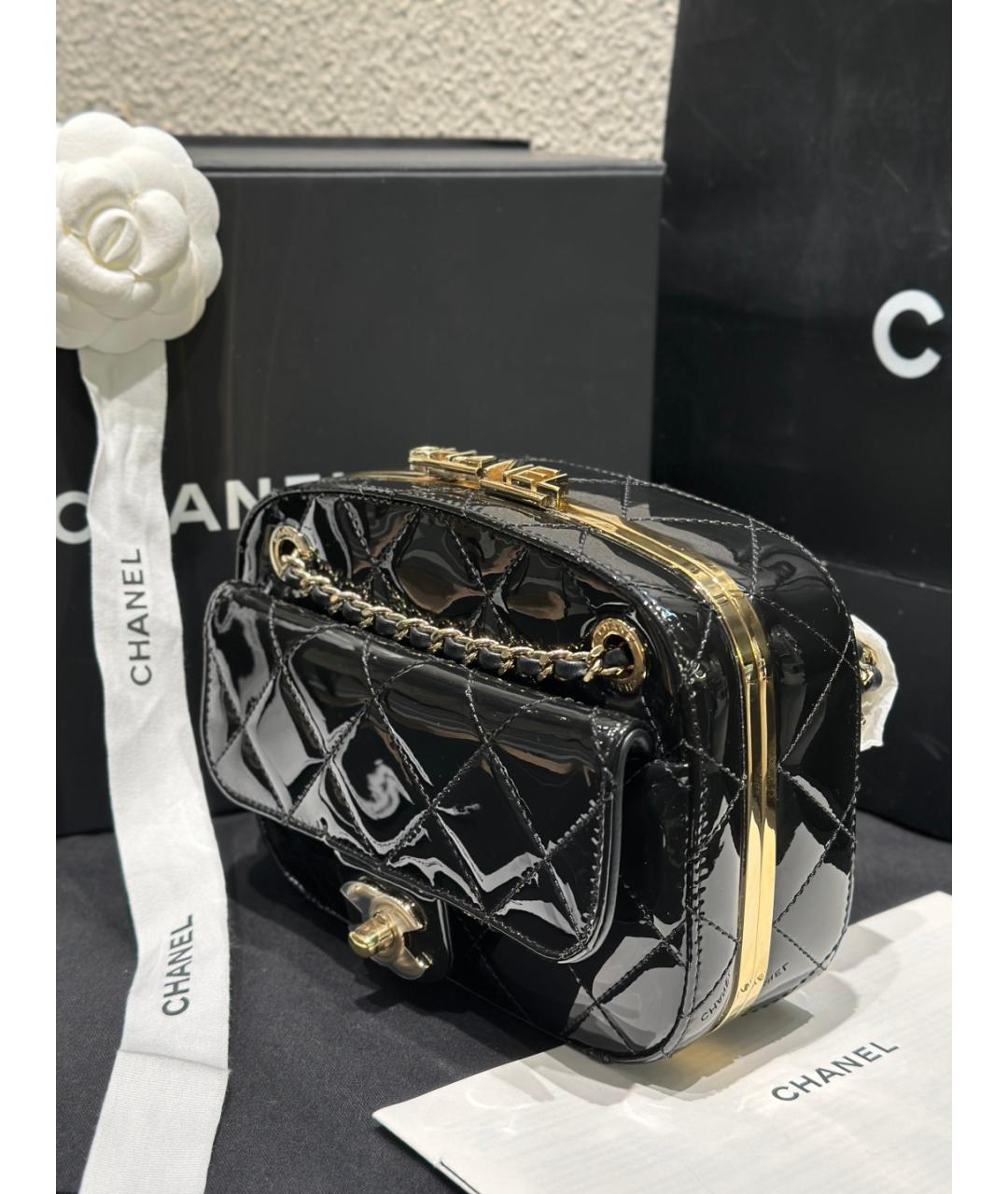 CHANEL Черная сумка через плечо из лакированной кожи, фото 4