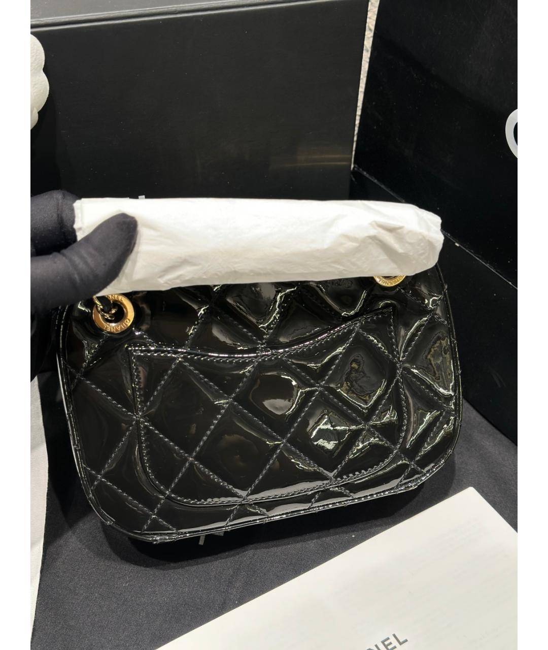 CHANEL Черная сумка через плечо из лакированной кожи, фото 8
