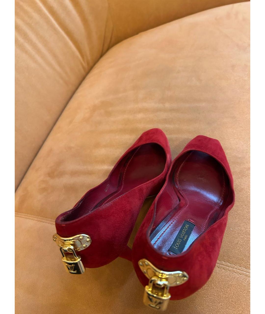 LOUIS VUITTON Красные замшевые туфли, фото 3