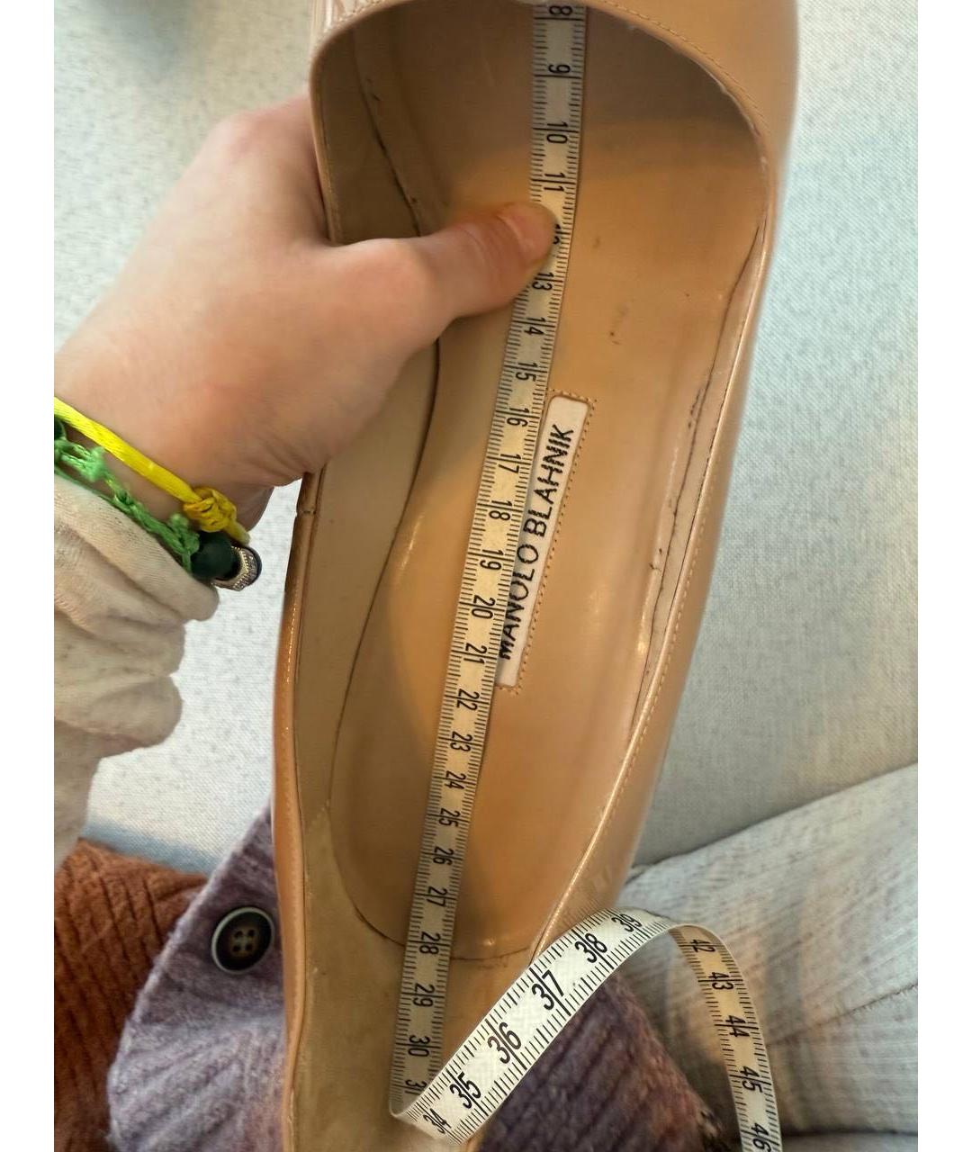MANOLO BLAHNIK Бежевые туфли из лакированной кожи, фото 5