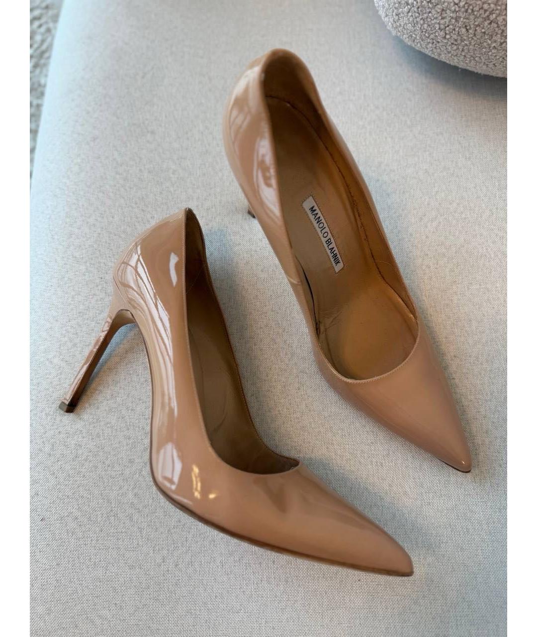 MANOLO BLAHNIK Бежевые туфли из лакированной кожи, фото 8
