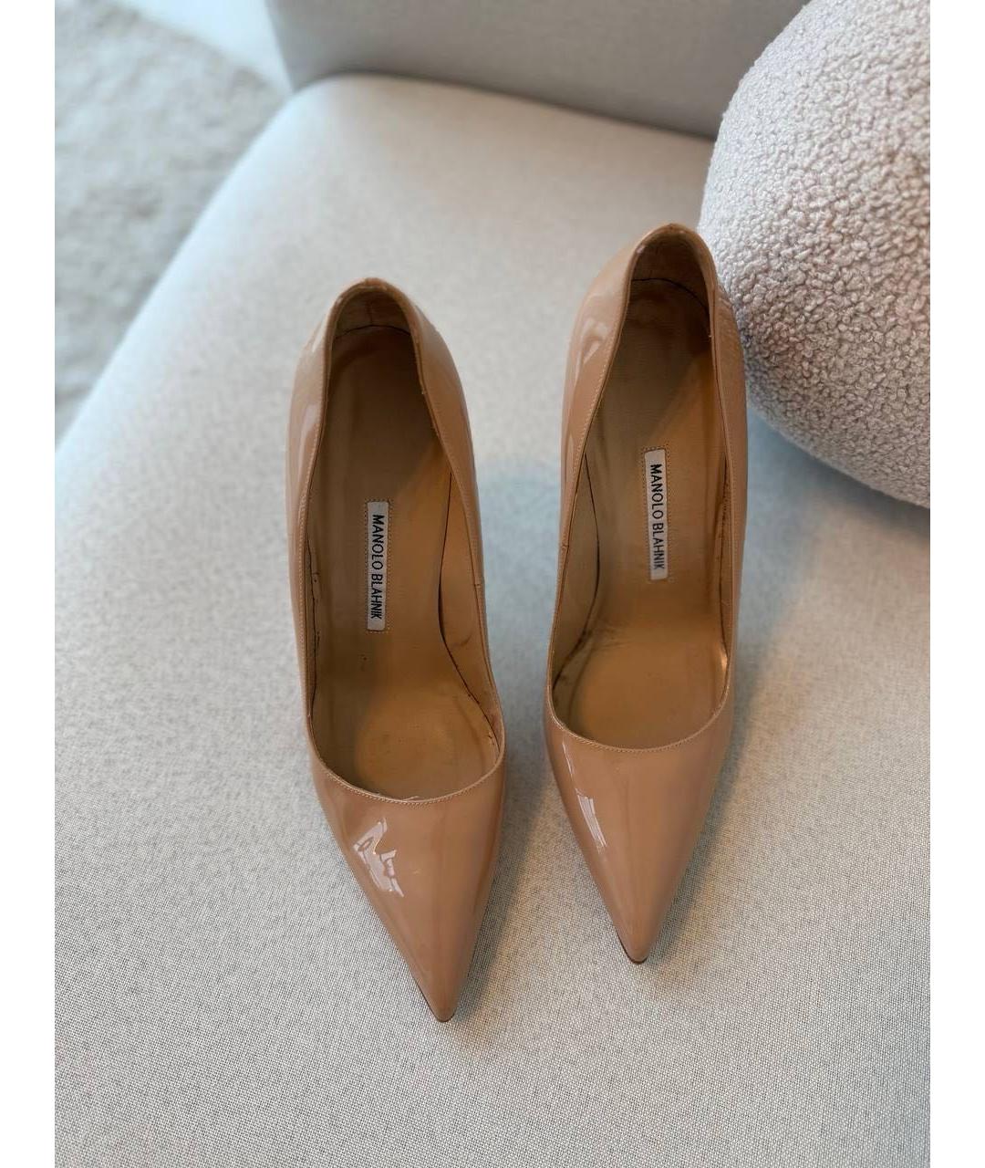 MANOLO BLAHNIK Бежевые туфли из лакированной кожи, фото 2