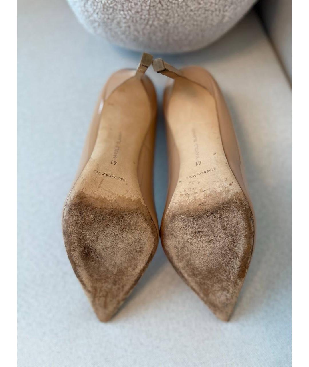 MANOLO BLAHNIK Бежевые туфли из лакированной кожи, фото 4
