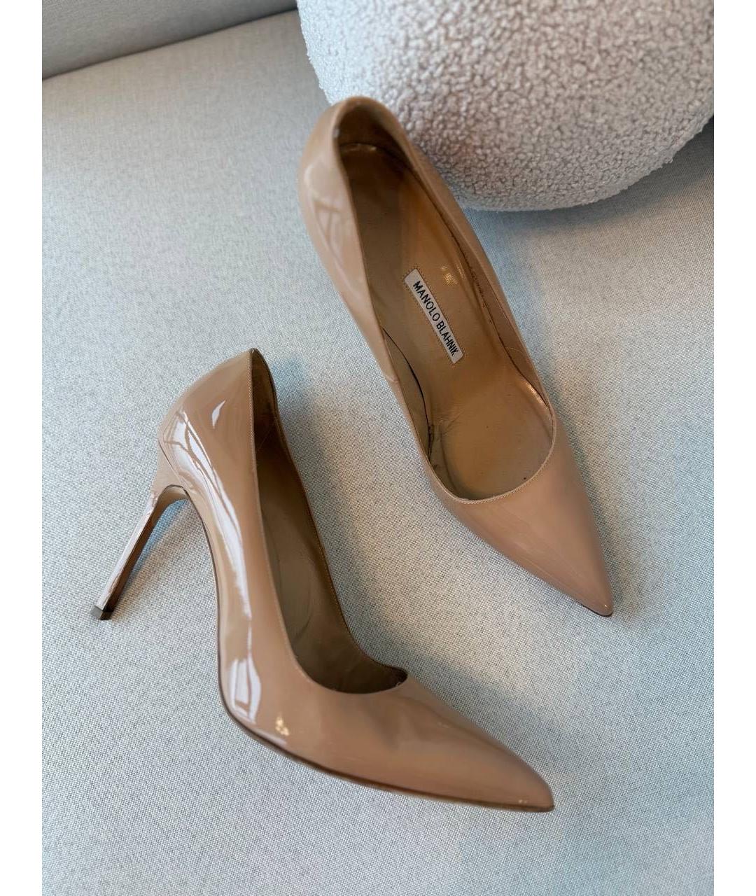 MANOLO BLAHNIK Бежевые туфли из лакированной кожи, фото 6
