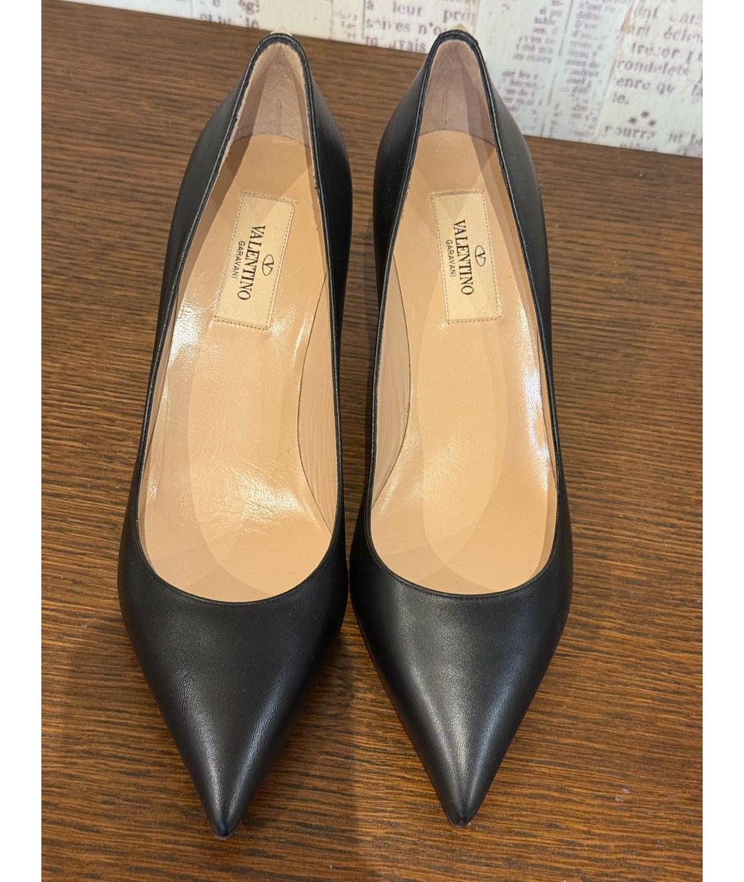 VALENTINO Черные кожаные лодочки на низком каблуке, фото 2