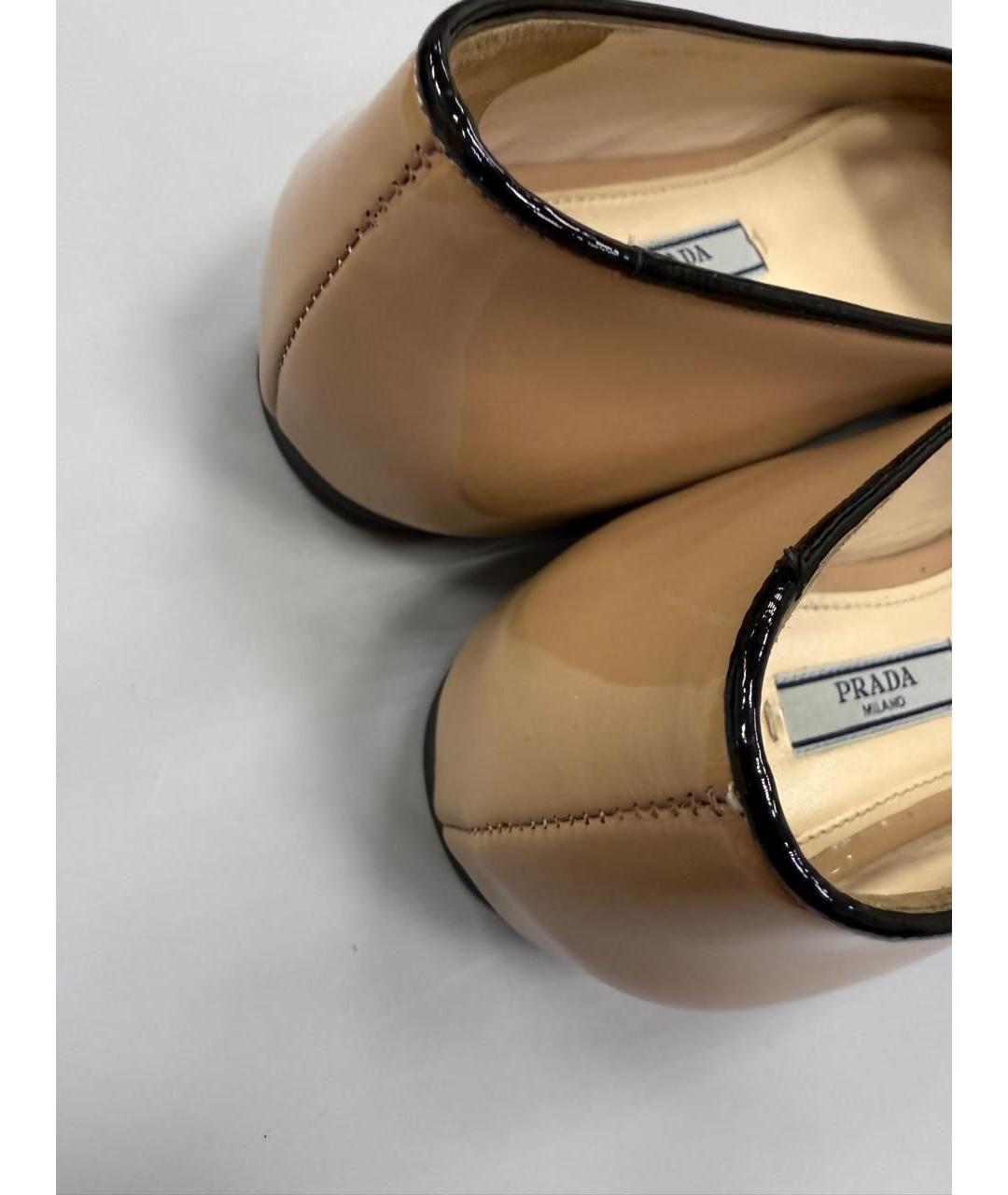 PRADA Бежевые лоферы из лакированной кожи, фото 5