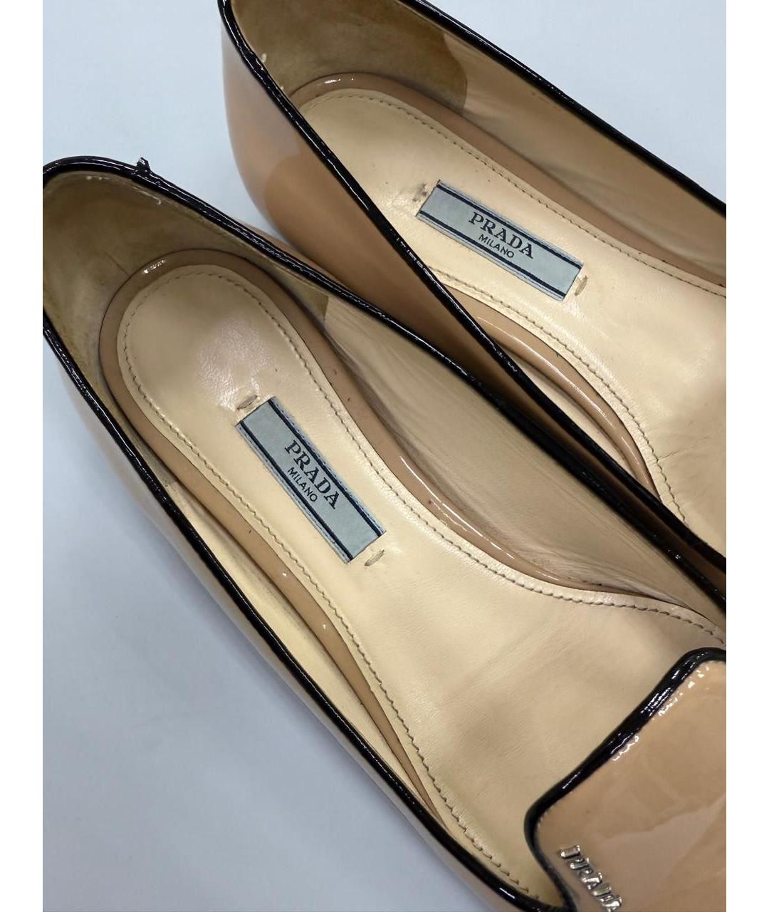 PRADA Бежевые лоферы из лакированной кожи, фото 6