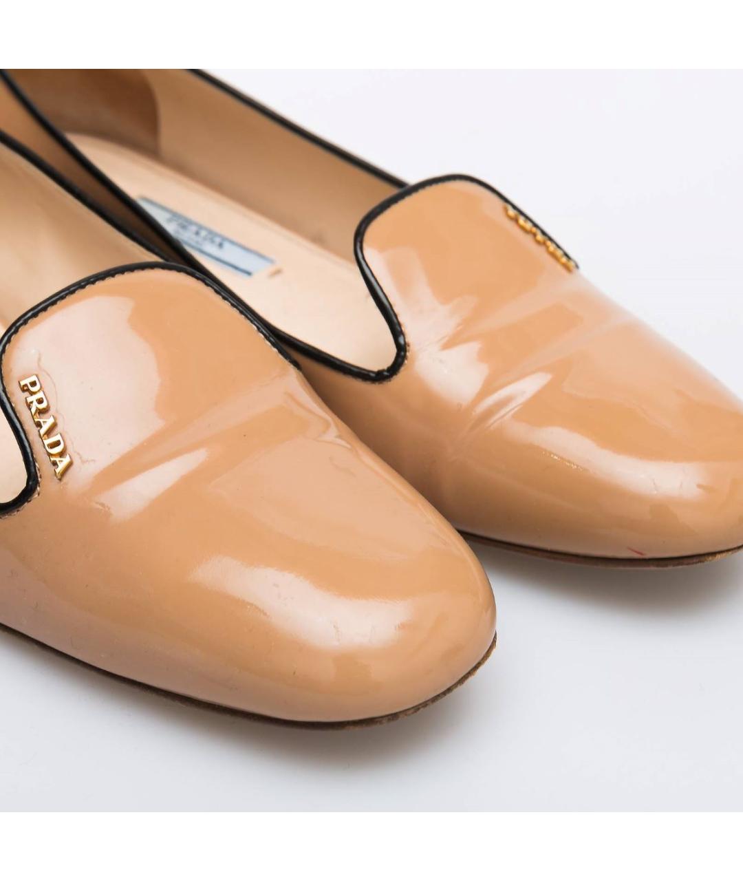 PRADA Бежевые лоферы из лакированной кожи, фото 9