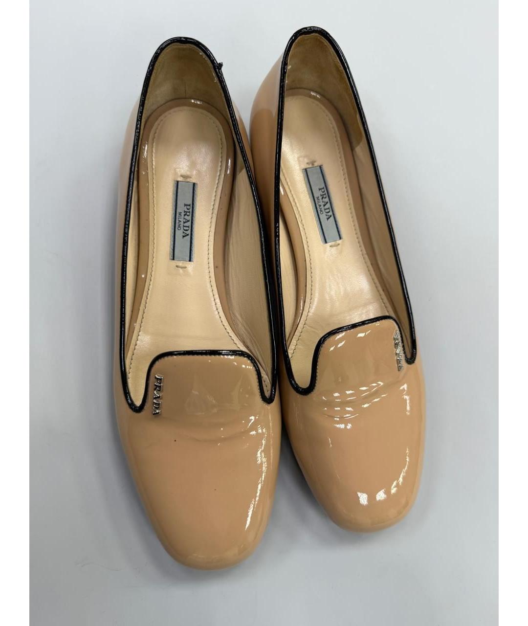 PRADA Бежевые лоферы из лакированной кожи, фото 2