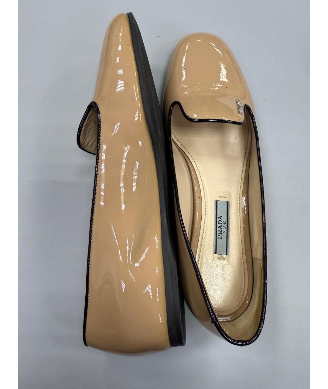 PRADA Бежевые лоферы из лакированной кожи, фото 3