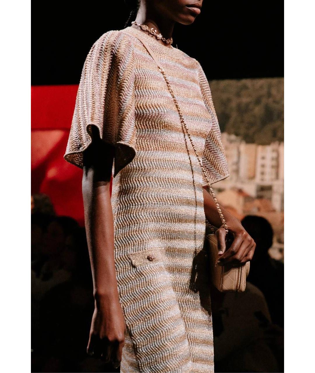 CHANEL Золотое вискозное коктейльное платье, фото 2