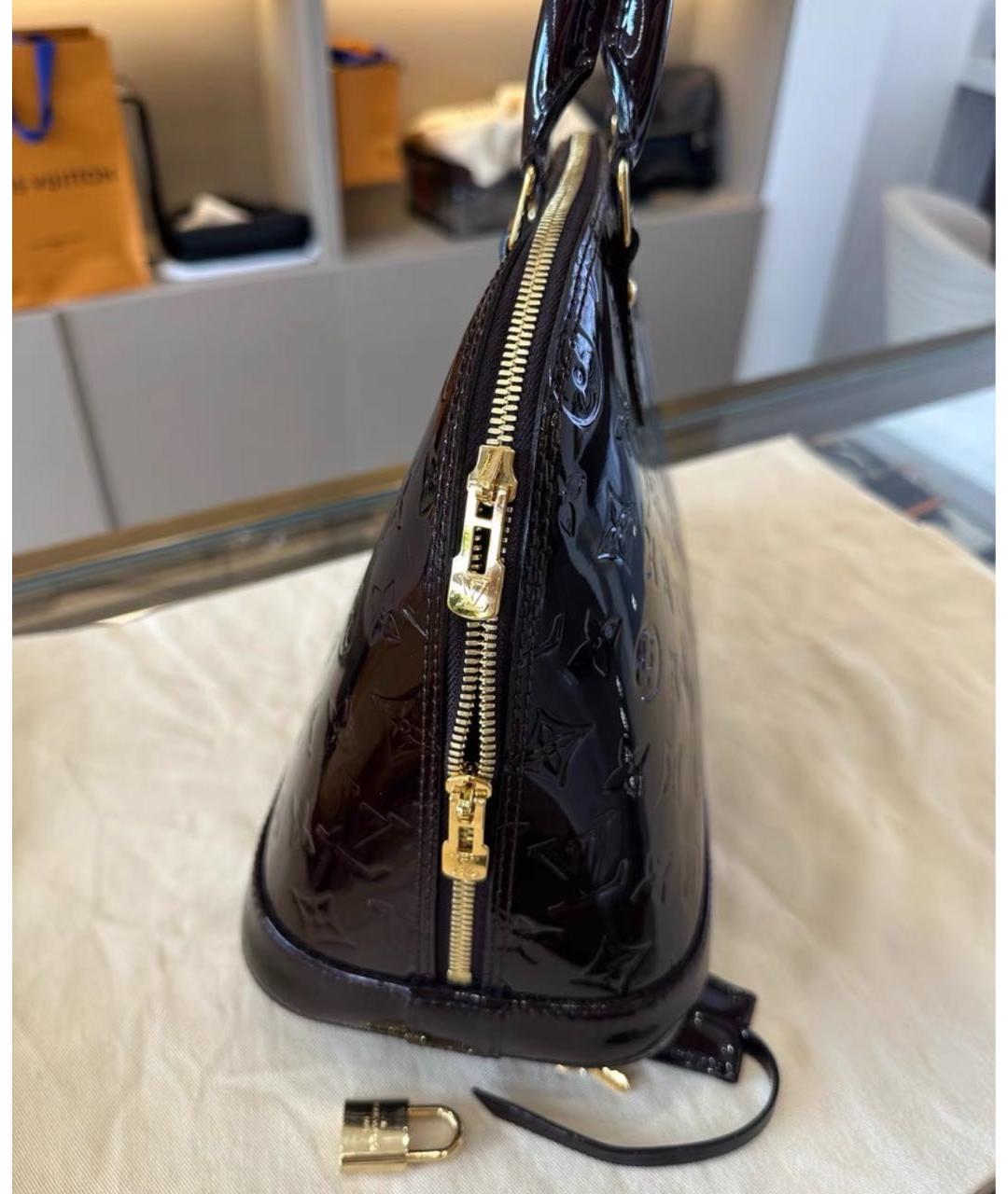 LOUIS VUITTON Бордовая сумка с короткими ручками из лакированной кожи, фото 4