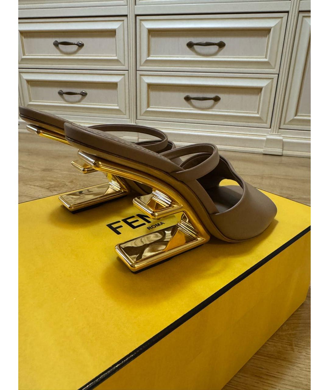 FENDI Бежевые кожаные босоножки, фото 3