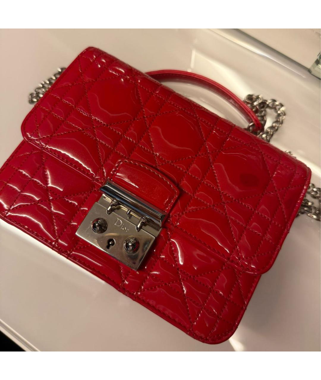 CHRISTIAN DIOR Красная сумка через плечо из лакированной кожи, фото 3