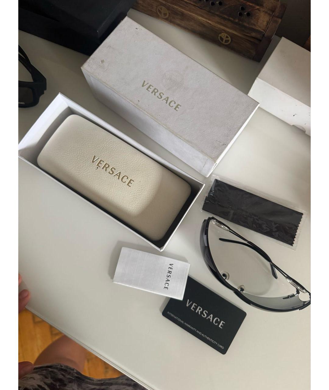 VERSACE Серебряные пластиковые солнцезащитные очки, фото 4