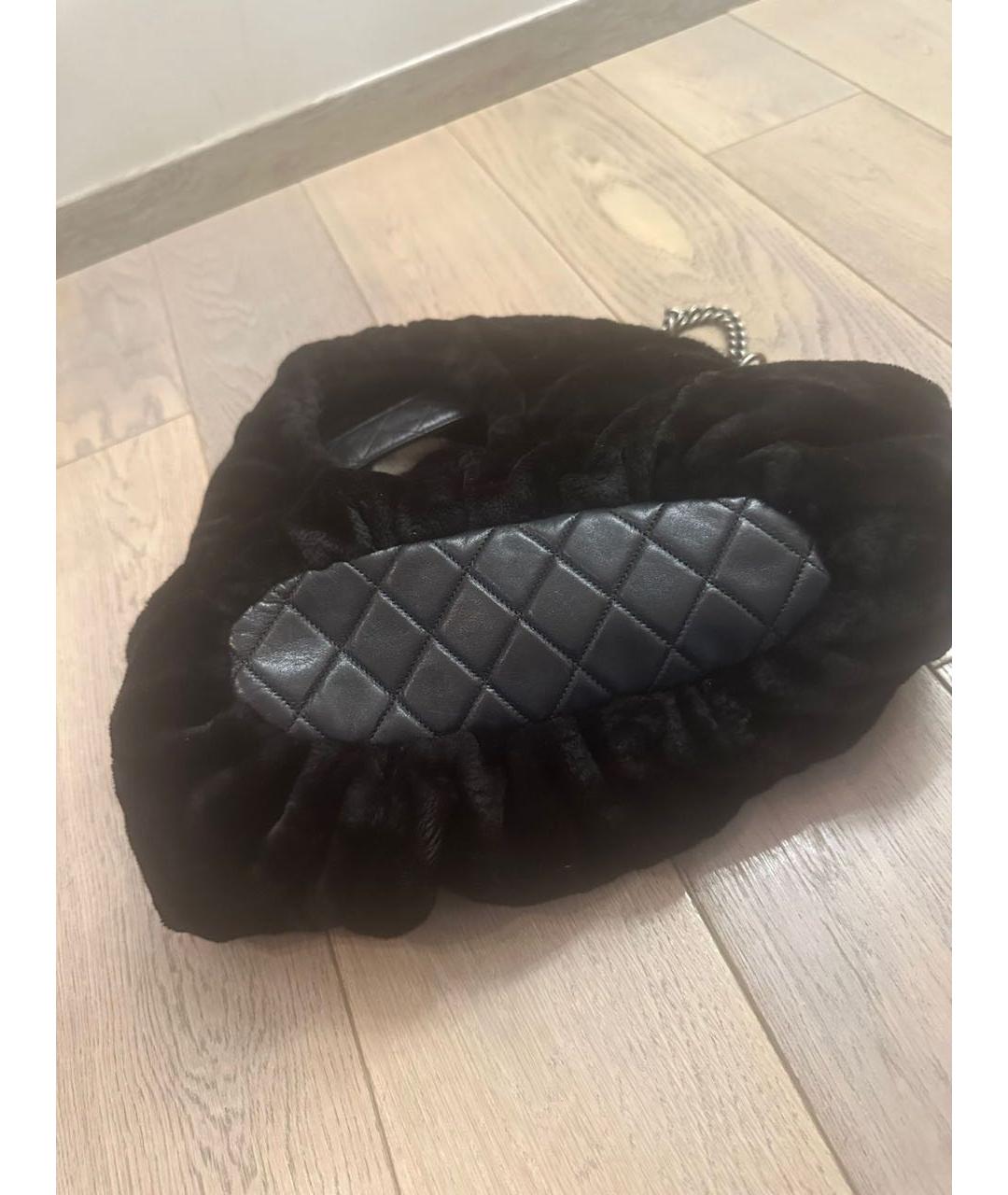 CHANEL Черная меховая сумка с короткими ручками, фото 5