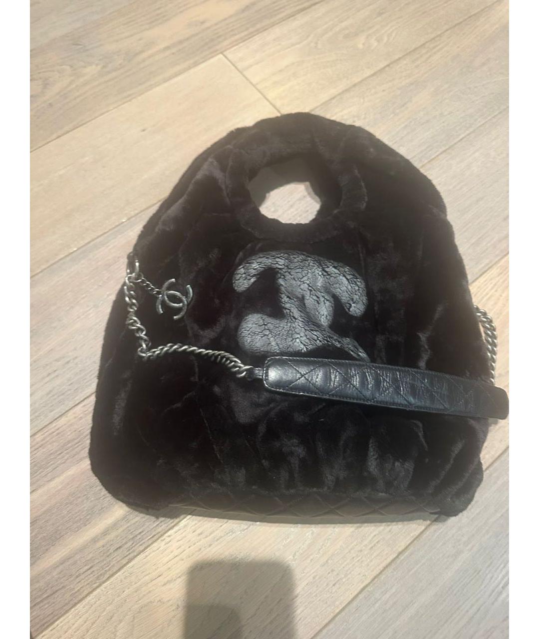 CHANEL Черная меховая сумка с короткими ручками, фото 3